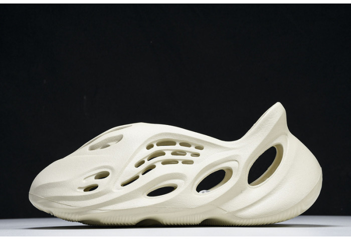 yee**zy foam runner