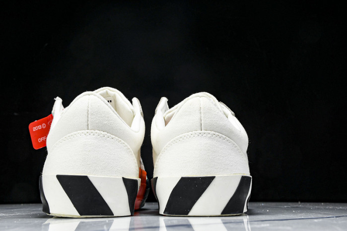 C/O​ SNEAKERS CO-031