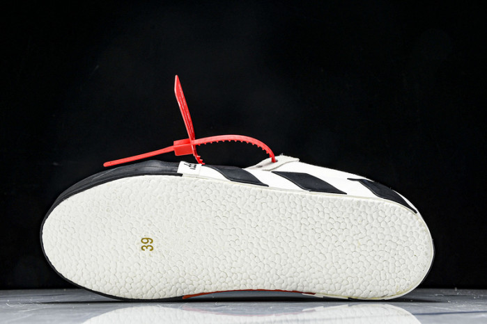 C/O​ SNEAKERS CO-031