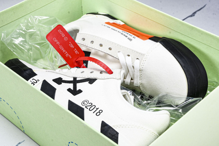 C/O​ SNEAKERS CO-031