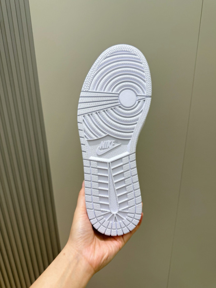 Travis Scott x Air Jordan 1 Low OG x LV DM1-101