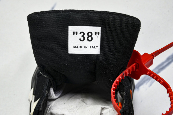 C/O​ SNEAKERS CO-032