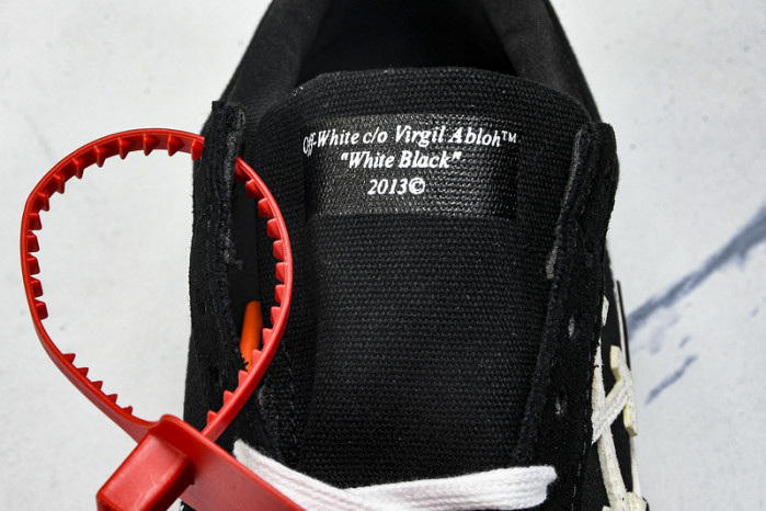 C/O​ SNEAKERS CO-032