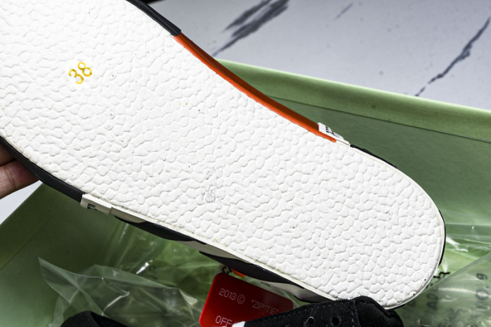 C/O​ SNEAKERS CO-032