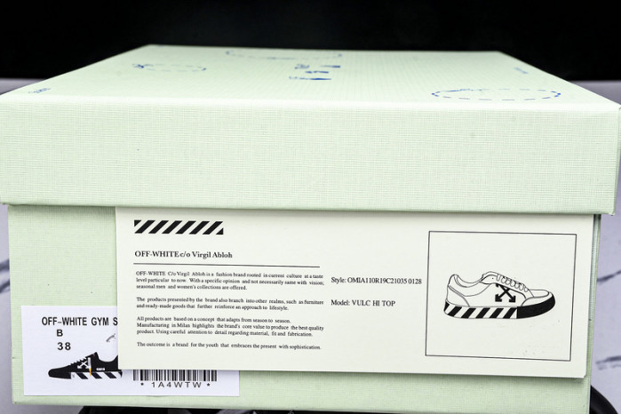 C/O​ SNEAKERS CO-032