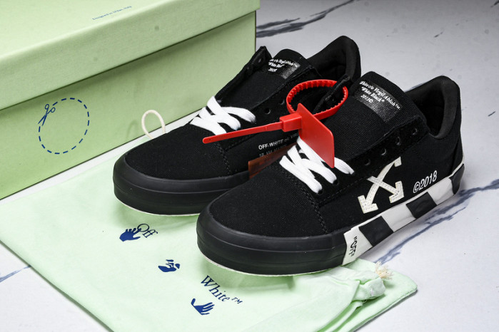 C/O​ SNEAKERS CO-032