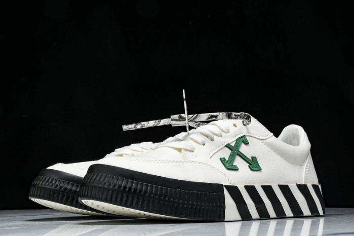 C/O​ SNEAKERS CO-036