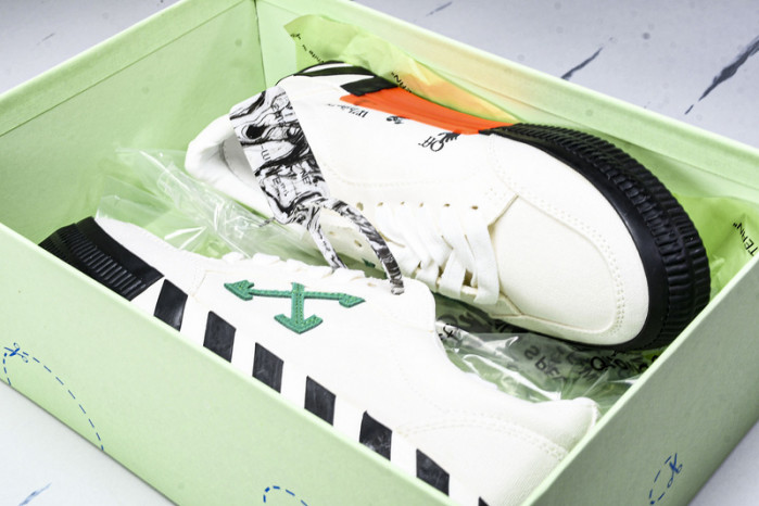 C/O​ SNEAKERS CO-036