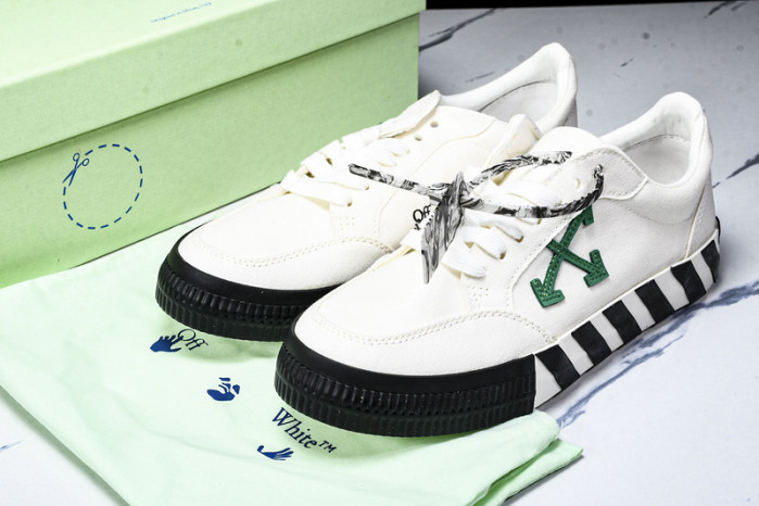 C/O​ SNEAKERS CO-036