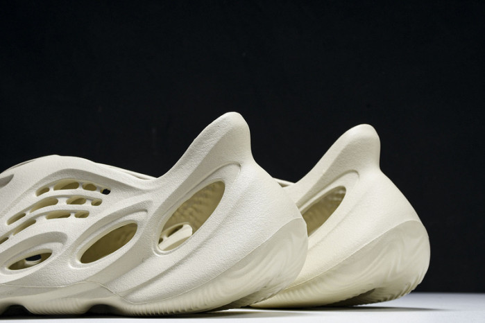 yee**zy foam runner