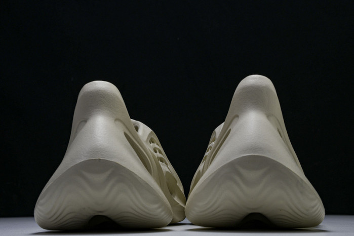 yee**zy foam runner