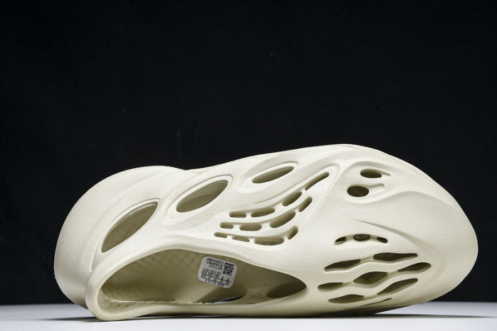 yee**zy foam runner