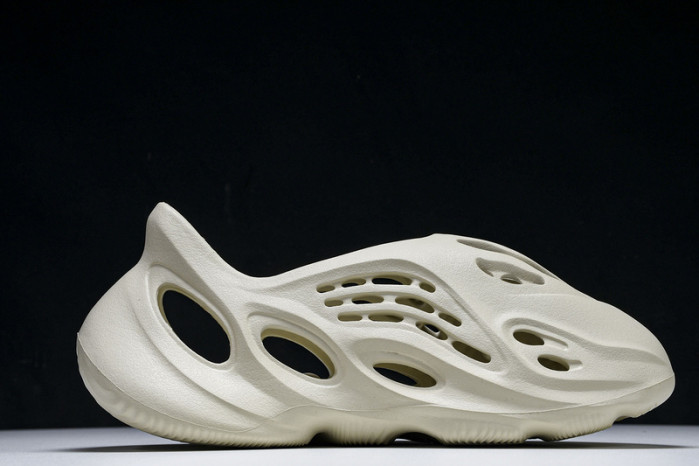 yee**zy foam runner
