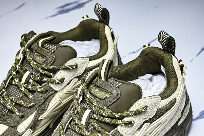 C/O​ SNEAKERS CO-049