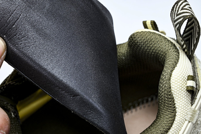 C/O​ SNEAKERS CO-049