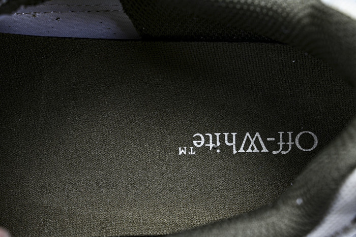 C/O​ SNEAKERS CO-049