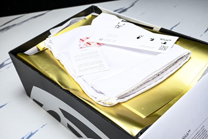 C/O​ SNEAKERS CO-050