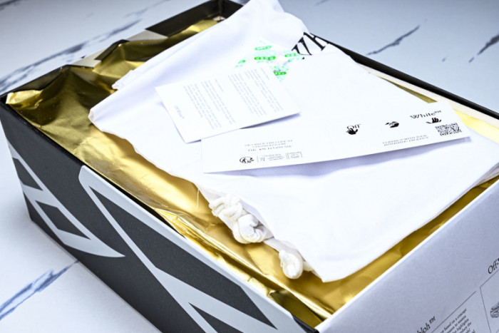 C/O​ SNEAKERS CO-042