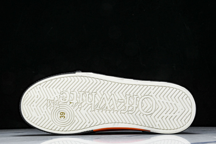 C/O​ SNEAKERS CO-040