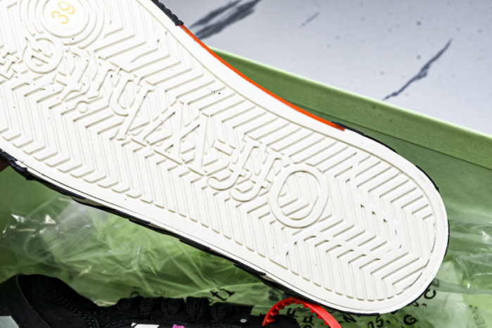 C/O​ SNEAKERS CO-040