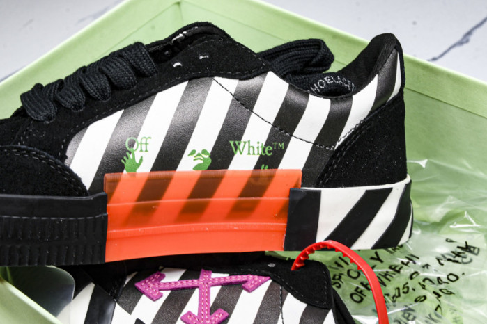 C/O​ SNEAKERS CO-040