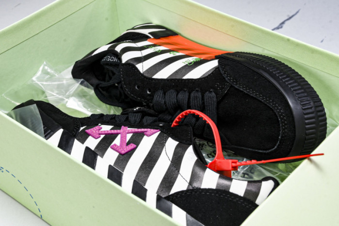 C/O​ SNEAKERS CO-040