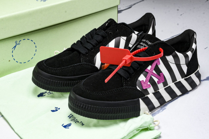 C/O​ SNEAKERS CO-040