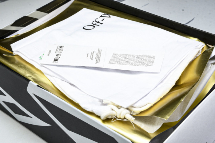 C/O​ SNEAKERS CO-039