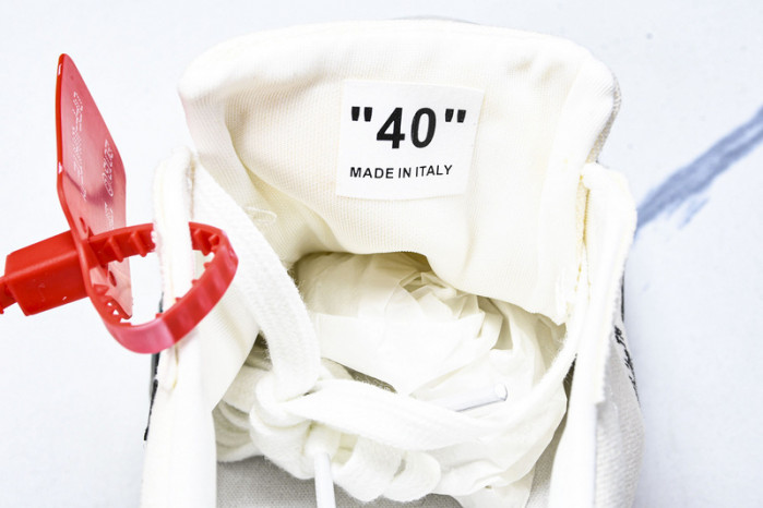 C/O​ SNEAKERS CO-037