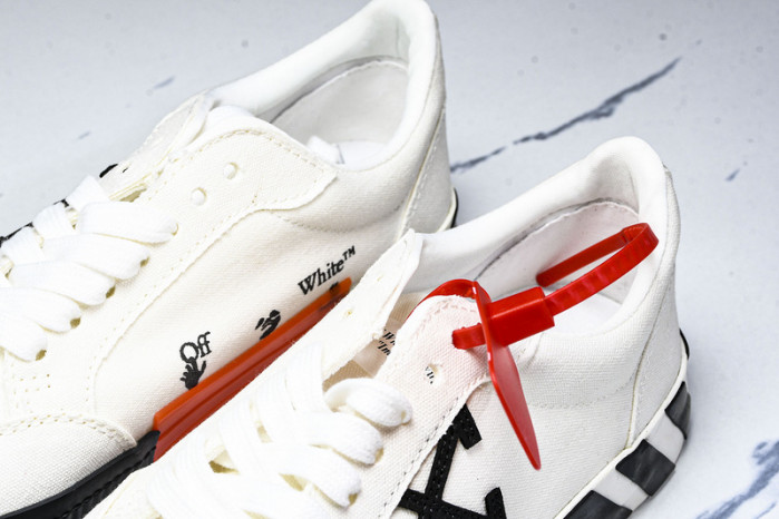 C/O​ SNEAKERS CO-037