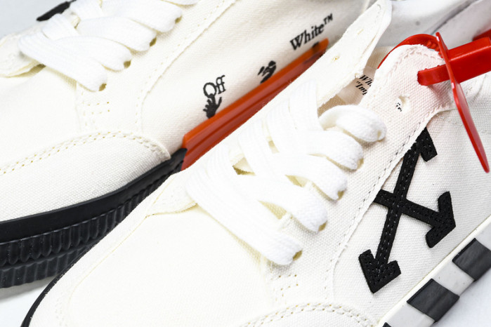 C/O​ SNEAKERS CO-037