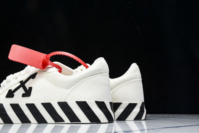 C/O​ SNEAKERS CO-037