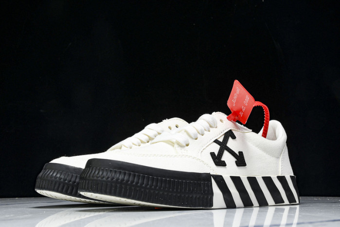 C/O​ SNEAKERS CO-037