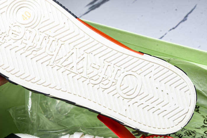 C/O​ SNEAKERS CO-037