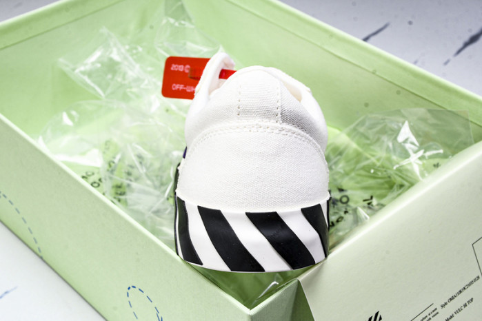 C/O​ SNEAKERS CO-035