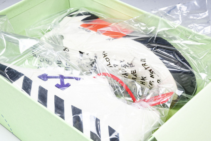 C/O​ SNEAKERS CO-035