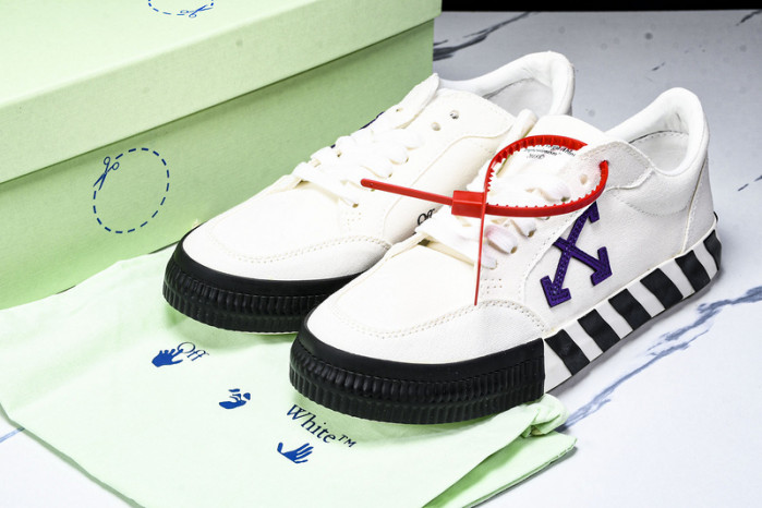 C/O​ SNEAKERS CO-035