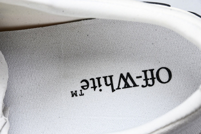 C/O​ SNEAKERS CO-034