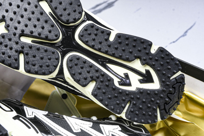 C/O​ SNEAKERS CO-033