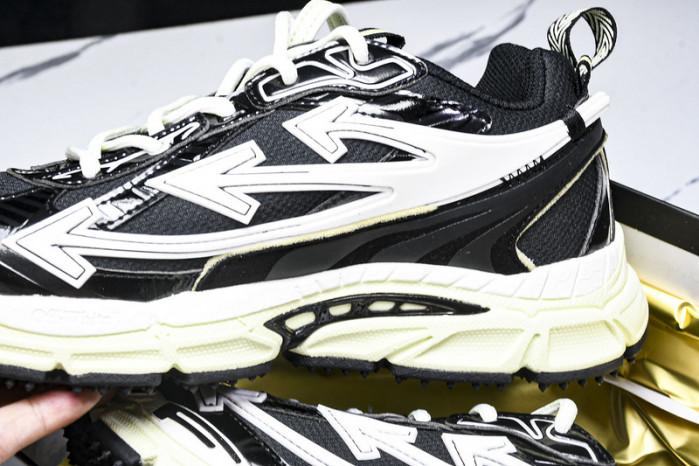 C/O​ SNEAKERS CO-033