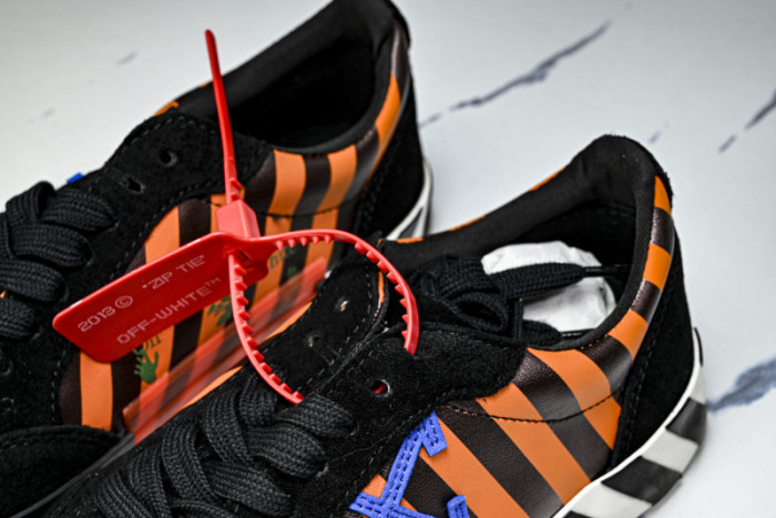 C/O​ SNEAKERS CO-041