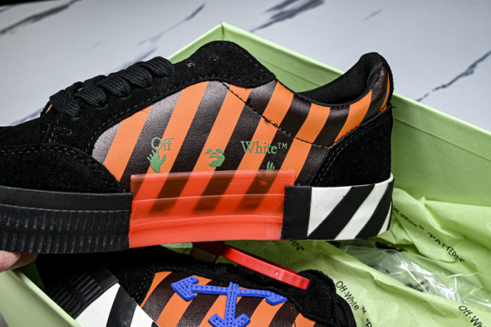 C/O​ SNEAKERS CO-041