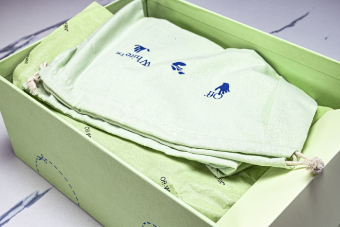 C/O​ SNEAKERS CO-041