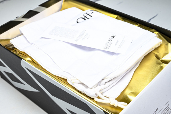 C/O​ SNEAKERS CO-045