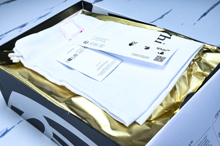 C/O​ SNEAKERS CO-047