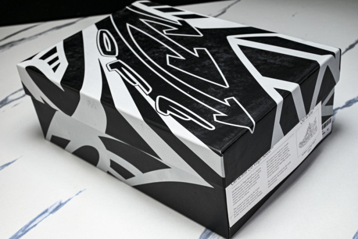 C/O​ SNEAKERS CO-047