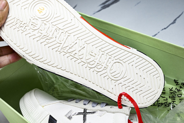 C/O​ SNEAKERS CO-043