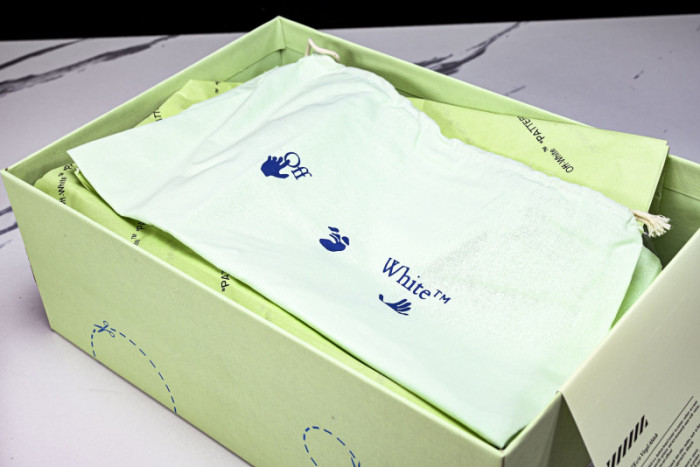 C/O​ SNEAKERS CO-043