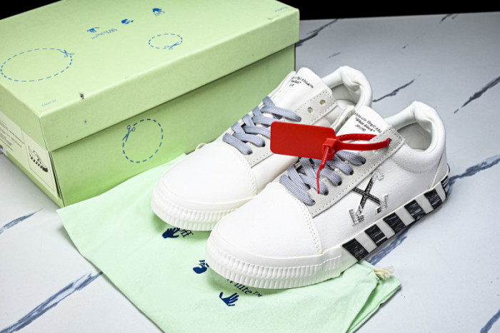 C/O​ SNEAKERS CO-043