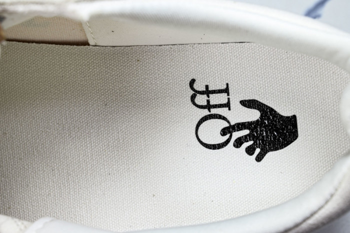 C/O​ SNEAKERS CO-043